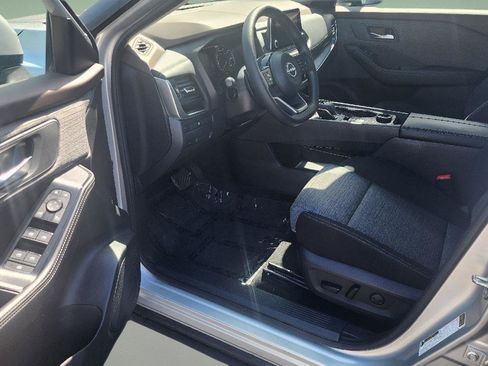 Used 2023 Nissan Rogue SV AWD/4WD image 2