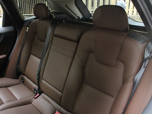 Used 2019 Volvo XC60 T5 Momentum w/ Multimedia Package AWD/4WD image 18