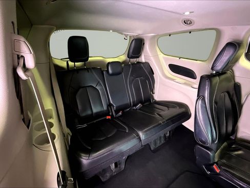 Used 2022 Chrysler Pacifica Touring-L FWD image 24