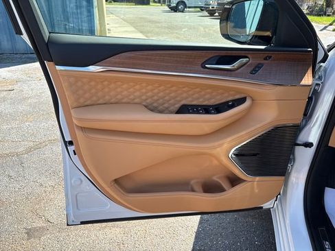 Used 2025 Jeep Grand Cherokee L Summit image 8