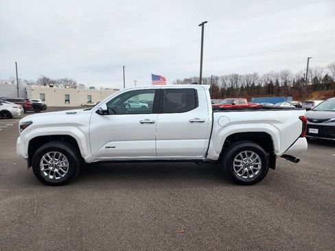 Used 2025 Toyota Tacoma Limited image 4