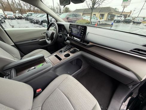 Used 2024 Toyota Sienna LE image 33
