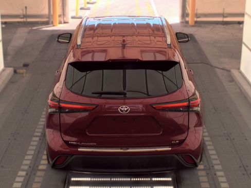 Used 2022 Toyota Highlander XLE FWD image 7