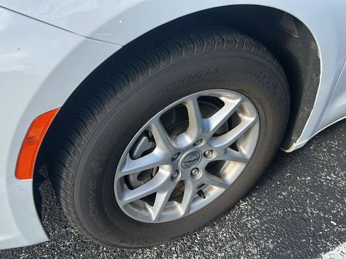Used 2025 Chrysler Pacifica Select FWD image 2