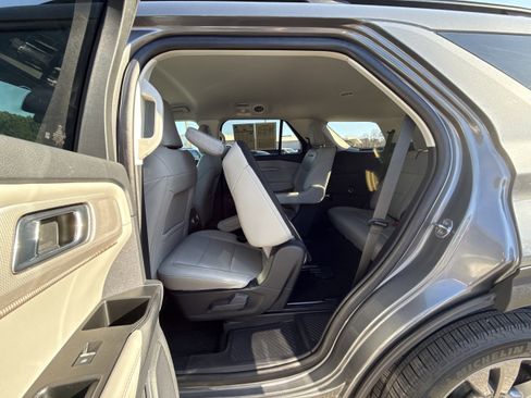 Used 2025 Ford Explorer Active w/ Active Comfort Package image 21