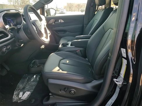 New 2026 Chrysler Pacifica Select image 10