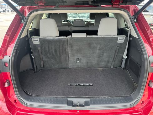 Used 2022 Toyota Highlander LE image 9