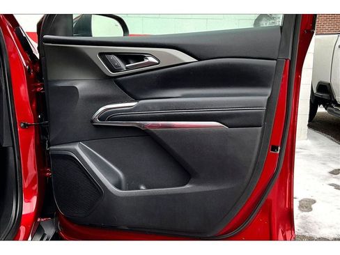 Used 2025 Chevrolet Traverse LT image 19