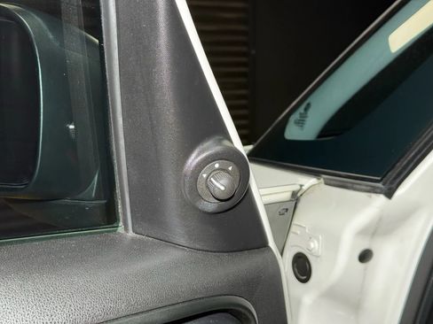 Used 2017 FIAT 500L Trekking w/ Dual-Pane Sunroof Package FWD image 39