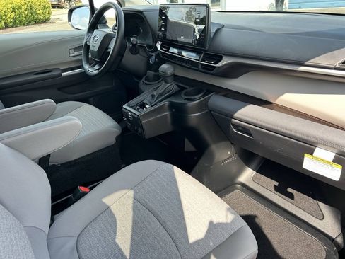 Used 2024 Toyota Sienna LE FWD image 30