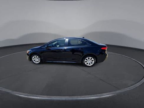 Used 2025 Toyota Corolla LE FWD image 5