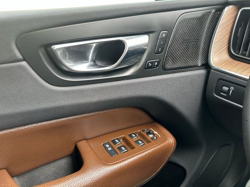 Used 2019 Volvo XC60 T5 Momentum w/ Multimedia Package image 16