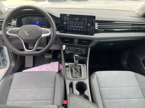Used 2025 Volkswagen Jetta SE FWD image 22