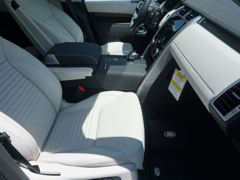 New 2025 Land Rover Discovery Dynamic SE image 23