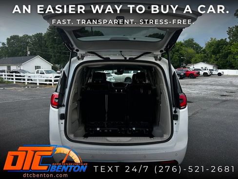 Used 2023 Chrysler Pacifica Touring-L AWD/4WD image 30