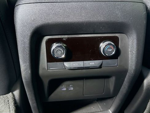 Used 2025 Chevrolet Traverse LT image 25