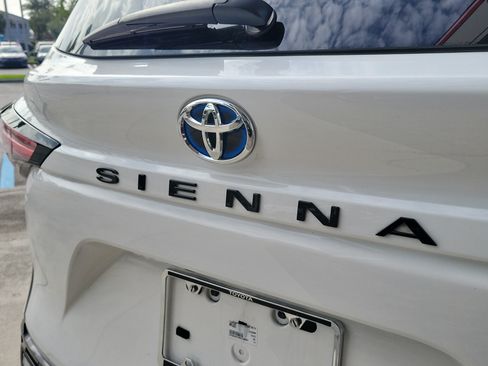 Used 2022 Toyota Sienna XSE FWD image 10