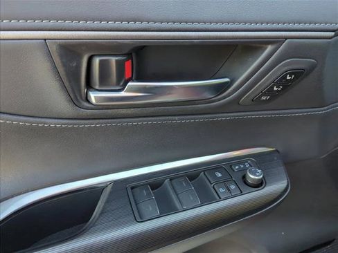 Used 2021 Toyota Venza Limited w/ Advanced Technology Package image 9