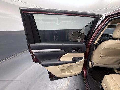Used 2015 Toyota Highlander XLE AWD/4WD image 24