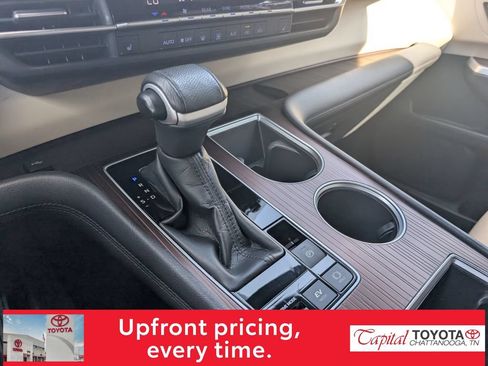 Used 2021 Toyota Sienna XLE FWD image 25