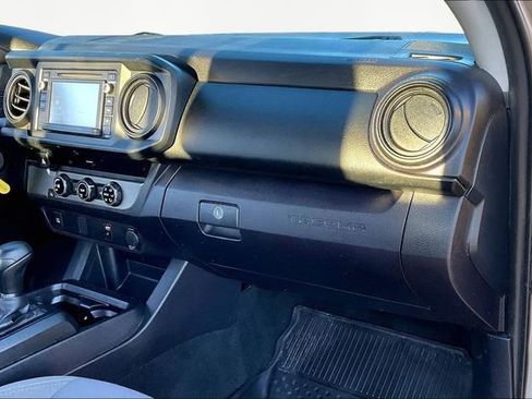 Used 2018 Toyota Tacoma SR image 18