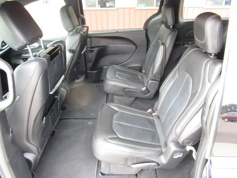 Used 2021 Chrysler Pacifica Touring-L w/ Uconnect Theater Family Group AWD/4WD image 19