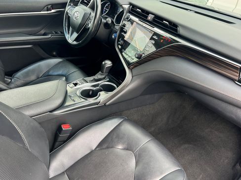 Used 2020 Toyota Camry XLE w/ Sunroof Package image 12