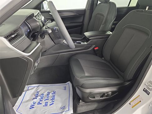 Used 2025 Jeep Grand Cherokee L Laredo image 12