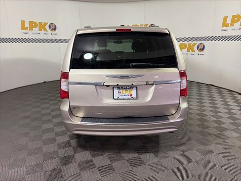 Used 2013 Chrysler Town & Country Touring image 4