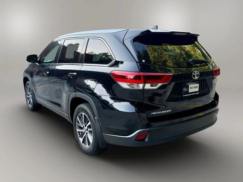 Used 2019 Toyota Highlander XLE AWD/4WD image 3