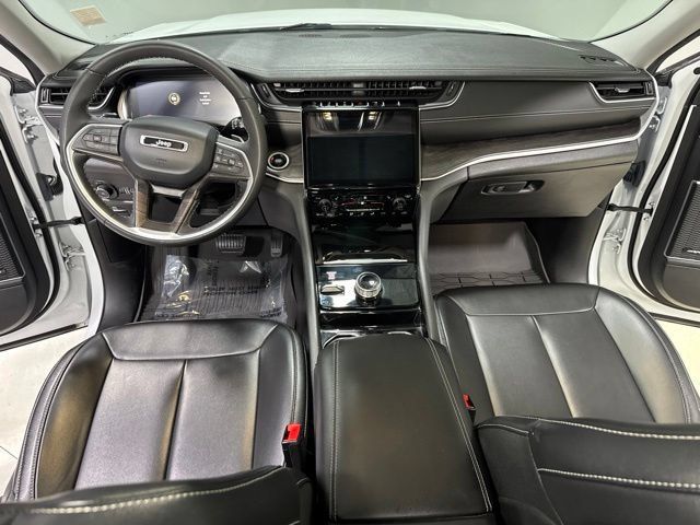 Used 2023 Jeep Grand Cherokee L Limited w/ Black Appearance Package AWD/4WD image 4