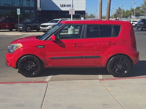 Used 2013 Kia Soul FWD image 2