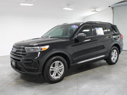 Used 2023 Ford Explorer XLT AWD/4WD image 4