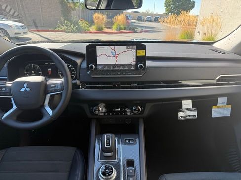 New 2025 Mitsubishi Outlander SE image 13