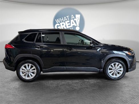 Used 2022 Toyota Corolla Cross LE image 2