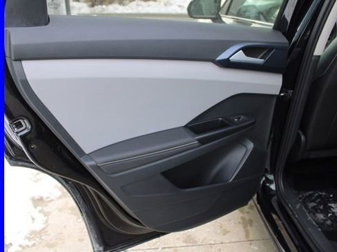 Used 2024 Volkswagen Taos SE image 25