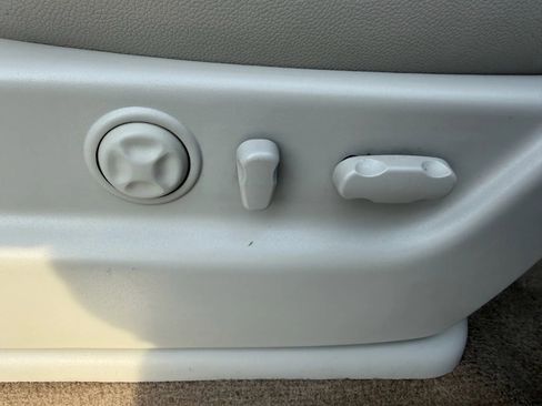 Used 2011 Chevrolet Avalanche LTZ image 35