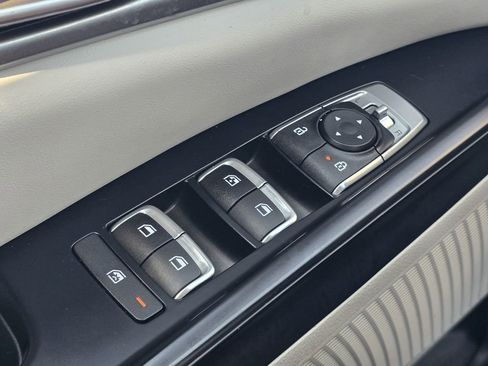Used 2023 Kia Carnival LX FWD image 24
