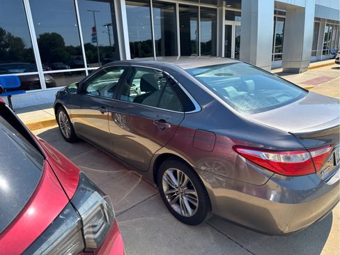 Used 2015 Toyota Camry SE FWD image 3