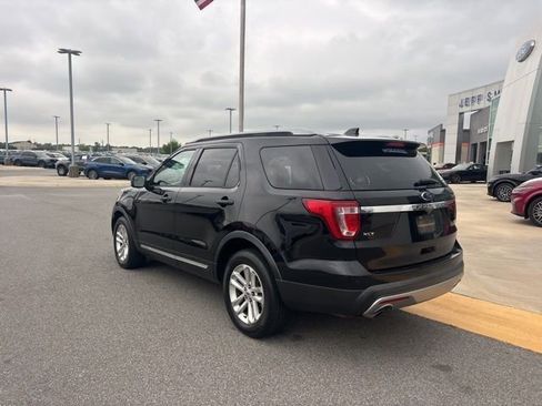 Used 2017 Ford Explorer XLT FWD image 3