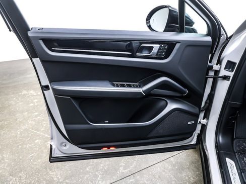 Used 2023 Porsche Cayenne Platinum Edition image 22