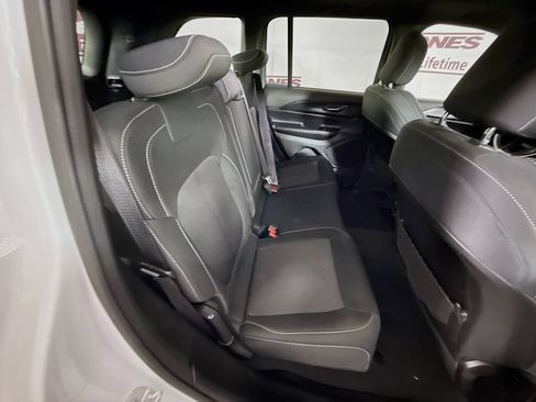 Used 2025 Jeep Grand Cherokee Laredo X AWD/4WD image 31