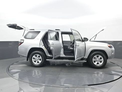 Used 2022 Toyota 4Runner SR5 RWD image 33