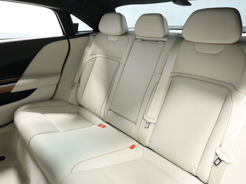 Used 2023 Lucid Air Touring image 4