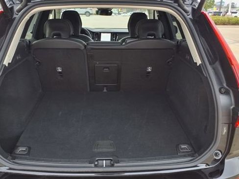 Used 2025 Volvo XC60 B5 Core image 10