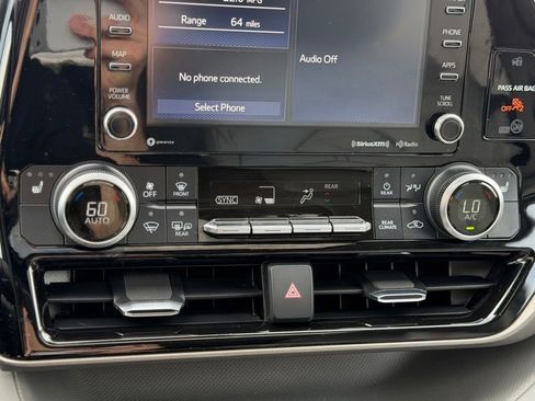 Used 2022 Toyota Highlander XLE AWD/4WD image 22
