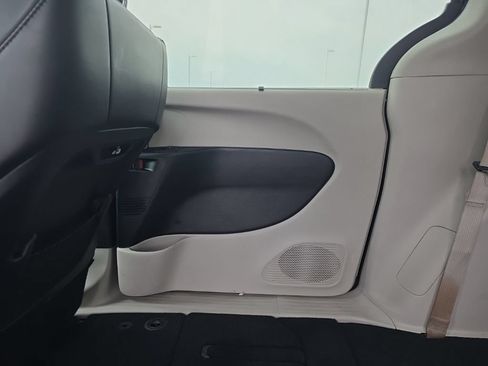 Used 2023 Chrysler Pacifica Touring-L FWD image 11