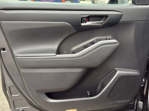 Used 2023 Toyota Highlander XLE image 18