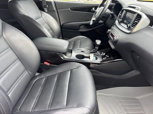 Used 2019 Kia Sorento EX image 12