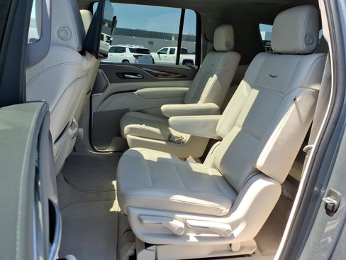 Certified 2022 Cadillac Escalade ESV Premium Luxury Platinum AWD/4WD image 16
